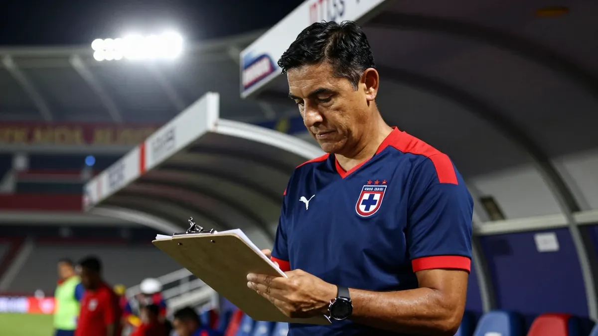 Joel Huiqui, entrenador de Cruz Azul, recibe refuerzos para el partido contra Necaxa, según informa Record MX, con Jorge...