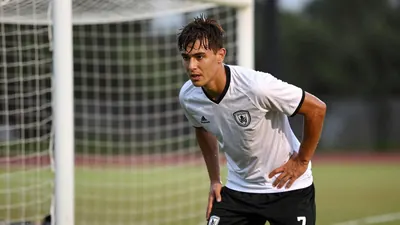 Cruz Azul se impone 3-0 al América en el Clásico Joven tras un penal polémico marcado por el VAR y fallado por Ibáñez, en...