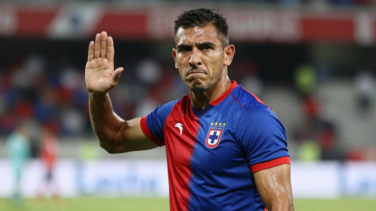 Un fan de Cruz Azul enfrenta consecuencias por tocar a José Paradela